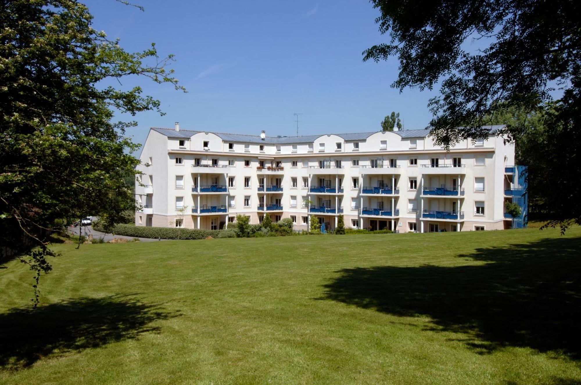 Residence Hotel Les Ducs De Chevreuse Avec Hebergement, Repas & Pdj, Seminaire, Bureau & Parking Exterior photo